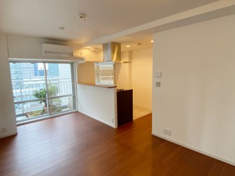 清楚なホワイトとシックなブラウンの調和が素敵な家　品川区S様邸